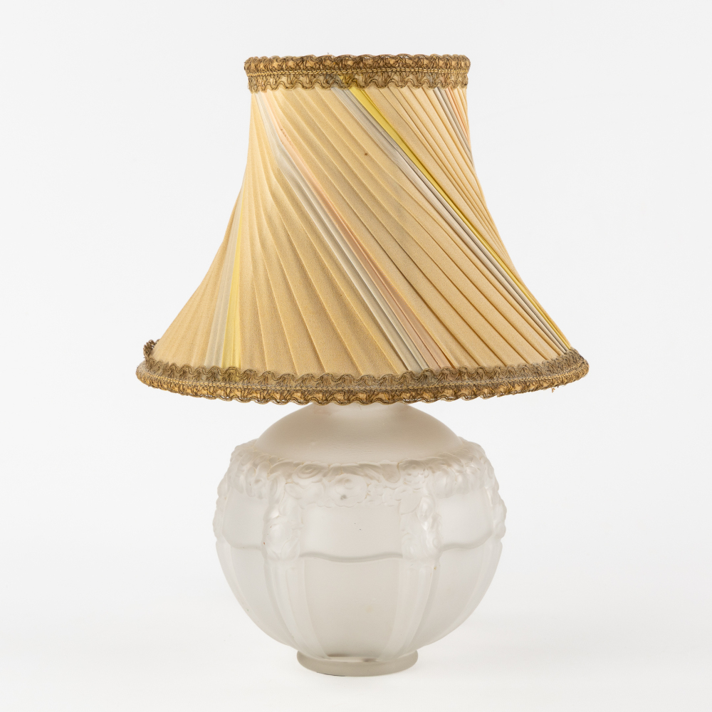 Een Art Deco tafellamp, gesatineerde glas en messing, gedecoreerd met rozenguirlandes. Art Deco. (L:18.5 x H:24.5 cm)